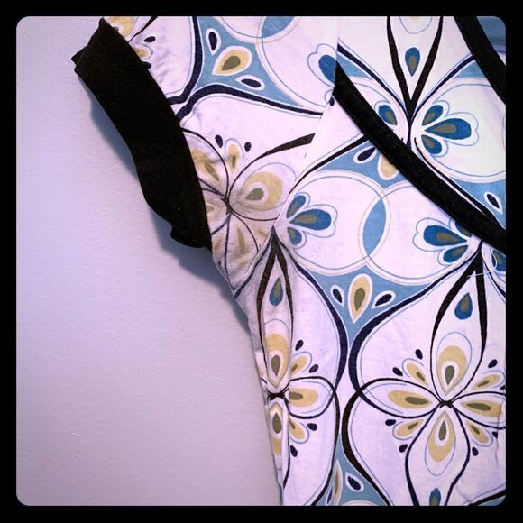 Women's Floral Patterned Fitted Tee - Picture 7 of 7